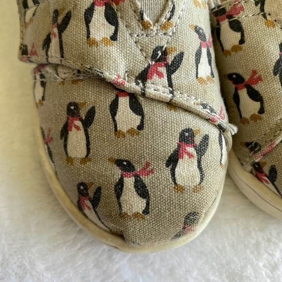 Toms Girl’s Penguin Slip Ons Sherpa Fleece Lined Flats Velcro Toddler Size 5 - Picture 9 of 9